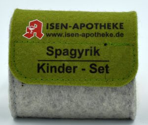 Ein kleiner Filzbeutel mit der Aufschrift „ISEN-APOTHEKE“, „www.isen-apotheke.de“ und „Spagyrik Kinder-Set“. Der Beutel ist oben grün, unten weiß und mit einem roten Apothekensymbol versehen.