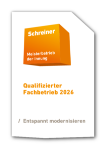 Orange-weißes Abzeichen mit den Aufschriften: „Schreiner Meisterbetrieb der Innung“, „Qualifizierter Fachbetrieb 2026“ und „/ Entspannt modernisieren“. Der Hintergrund ist weiß und zeigt eine orangefarbene 3D-Kastengrafik.