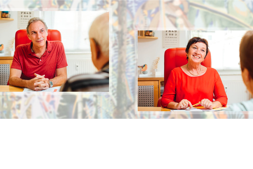 Zwei separate Bilder von Personen, die drinnen sitzen. Beide tragen rote Oberteile. Der Mann links sitzt mit auf dem Tisch liegenden Händen da, während die lächelnde Frau rechts auf einem gerahmten Foto im unscharfen Hintergrund zu sehen ist.