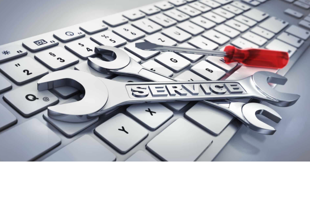 Auf einer Computertastatur liegen ein „X“ bildende Schraubenschlüssel und ein Schraubenzieher. Auf den Schraubenschlüsseln ist das Wort „SERVICE“ zu sehen, das technischen Support oder Wartung symbolisiert. Der Schraubenzieher hat einen roten Griff.
