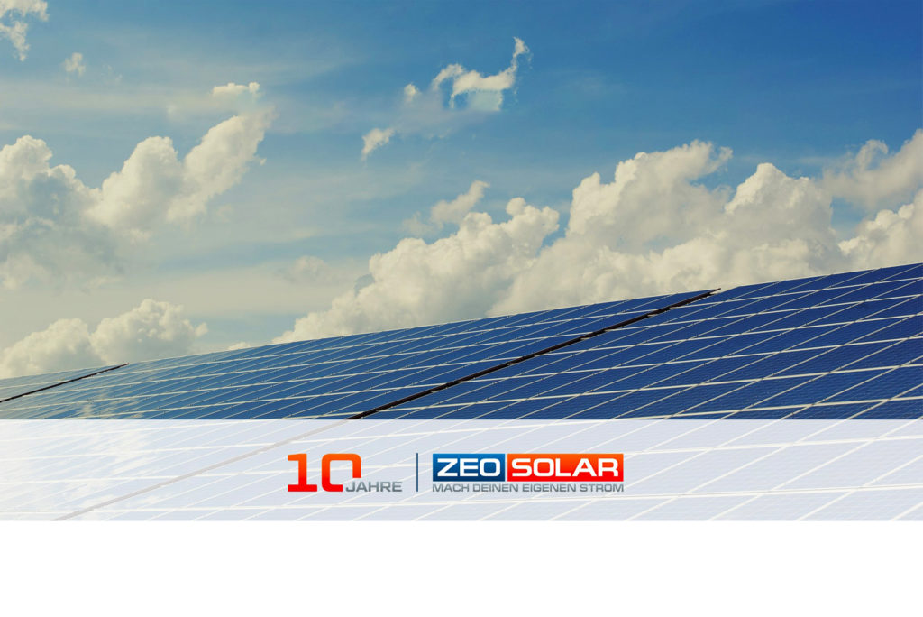 Ein Solarpanelfeld unter einem blauen Himmel mit flauschigen Wolken. Der untere Teil des Bildes enthält Logos für Zeo Solar und hebt deren 10-jähriges Jubiläum hervor.