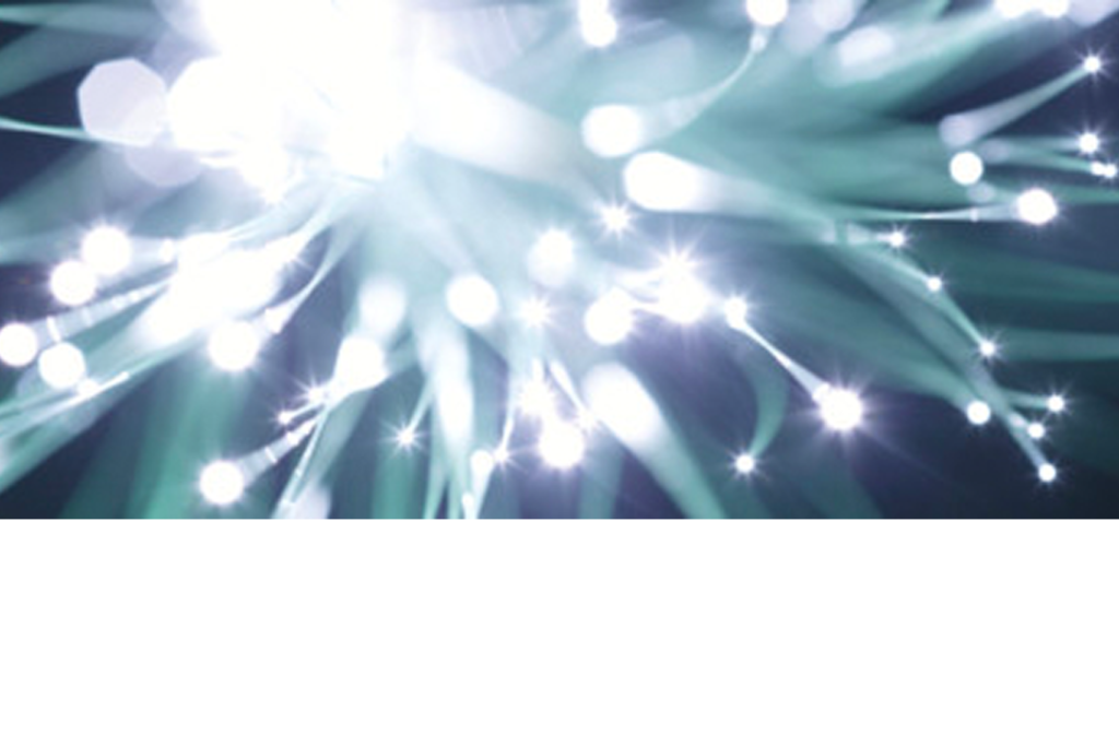 Abstraktes Bild beleuchteter Glasfaserstränge, die in weißem Licht leuchten und vor einem dunklen Hintergrund einen dynamischen, strahlenden Effekt erzeugen. Die Stränge erscheinen als Lichtstreifen mit kleinen hellen Punkten an ihren Spitzen.