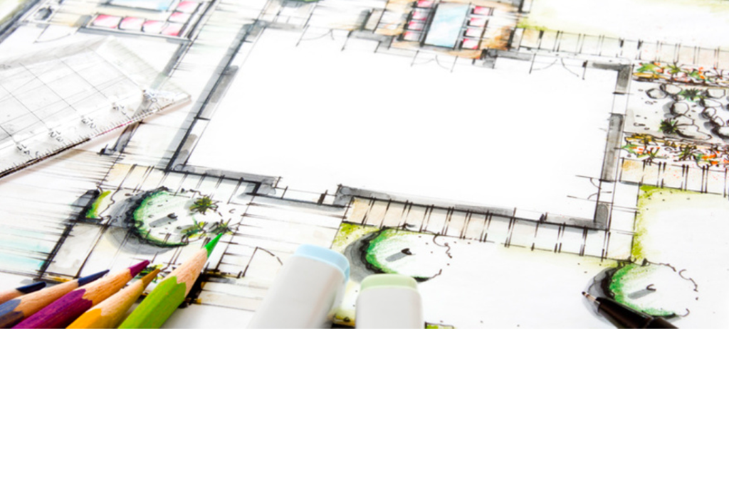 Eine detaillierte architektonische Grundrissskizze mit bunten Bleistiften, Markern und einem transparenten Lineal darum herum. Der Plan zeigt Gartenflächen und Inneneinrichtungen und unterstreicht einen kreativen Designprozess.