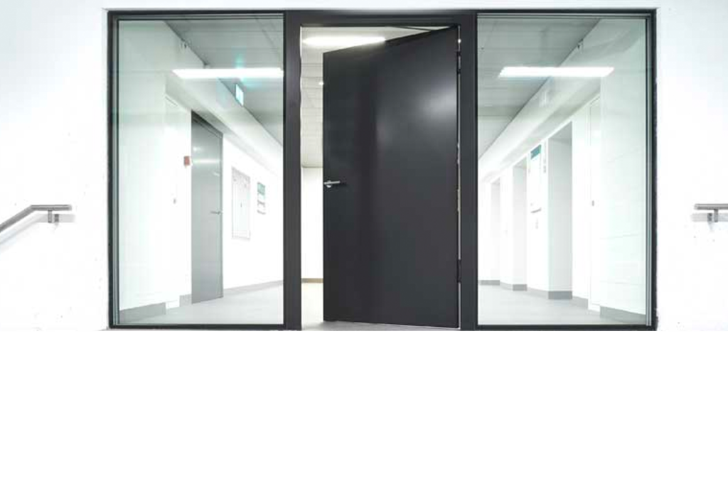 Ein moderner Flur mit einer teilweise geöffneten schwarzen Tür in der Mitte, flankiert von Glaswänden. Der Boden ist hellgrau und die Wände sind weiß, was einen eleganten, minimalistischen Look erzeugt. Leuchtstofflampen beleuchten den Flur.