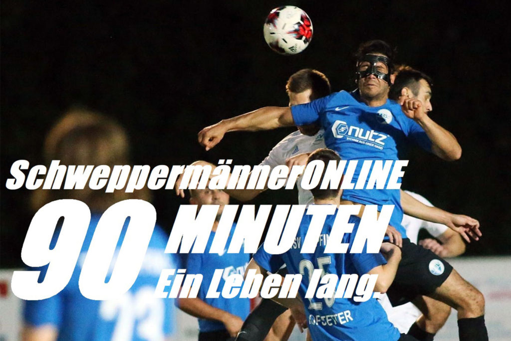Ein Fußballspieler in blauem Trikot und schwarzer Maske springt, um den Ball zu köpfen, umgeben von Spielern in weißen Trikots. Fettgedruckter Text über dem Bild lautet: „SchweppermännerONLINE 90 Minuten Ein Leben lang.