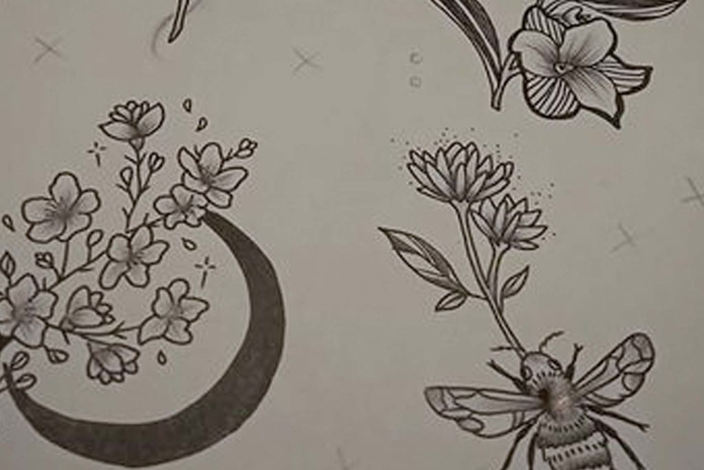 Schwarzweiß-Illustration mit Blumenmustern und einer detaillierten Biene. Zu den Blumen gehören Blüten in Halbmondform und einzelne Blüten, durchgehend mit komplizierter Linienführung.