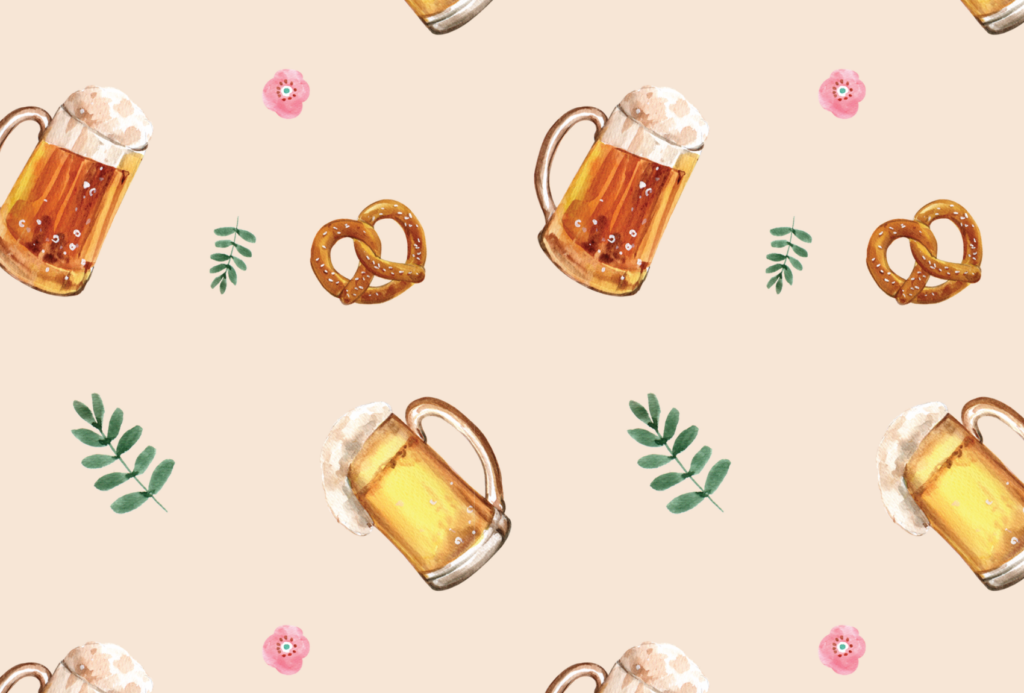 Gemustertes Bild mit Illustrationen von Bierkrügen, Brezeln, kleinen rosa Blüten und grünen Blättern auf beigem Hintergrund. Die Bierkrüge sind mit schaumigem Bier gefüllt und die Brezeln sind goldbraun mit Salzflecken.