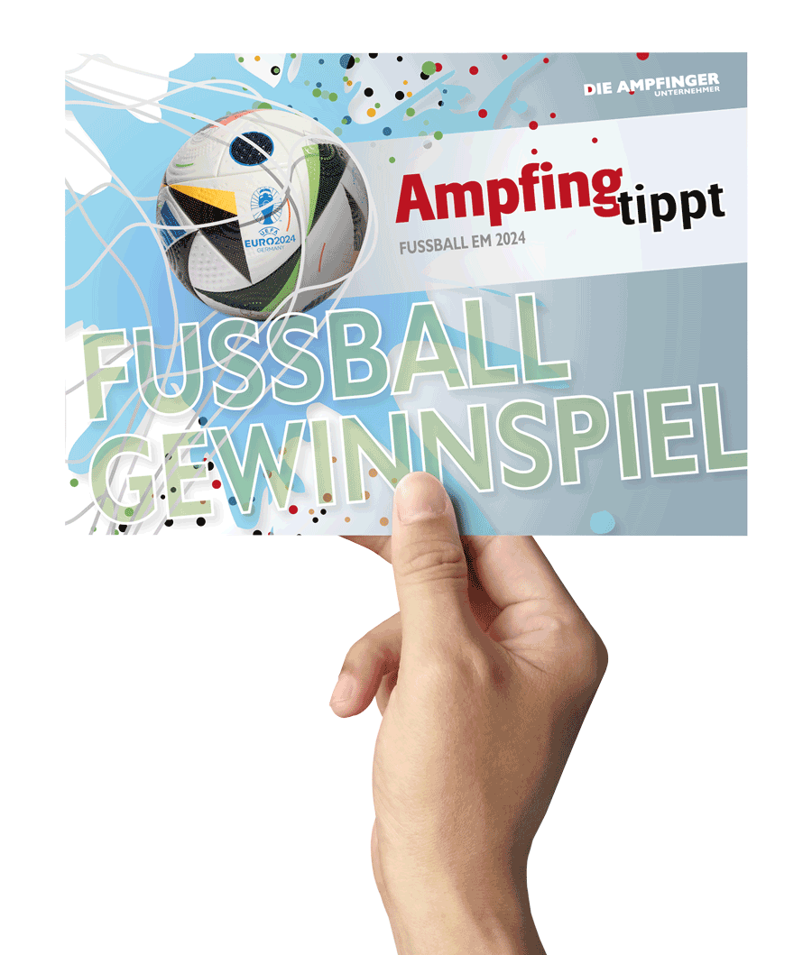 Eine Hand hält einen farbenfrohen Flyer für einen Fußballwettbewerb. Darauf ist ein Fußball zu sehen und vor einer energiegeladenen Kulisse aus Wasserspritzern und Konfetti werden „Ampfing tippt“, die „Fußball EM 2024“ und das spannende „Fußball Gewinnspiel“ hervorgehoben.