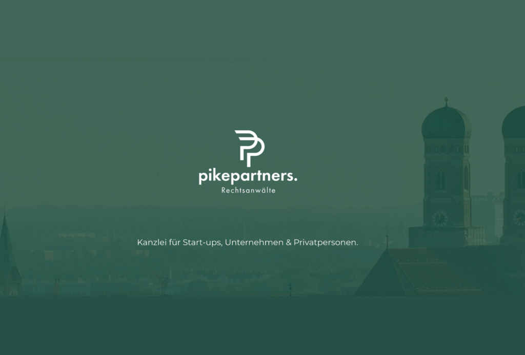 Logo für pikepartners. Rechtsanwälte steht mittig auf einem grünen Hintergrund, mit zwei Kirchtürmen im Hintergrund und dem Text "Kanzlei für Start-ups, Unternehmen & Privatpersonen" unterhalb des Logos.