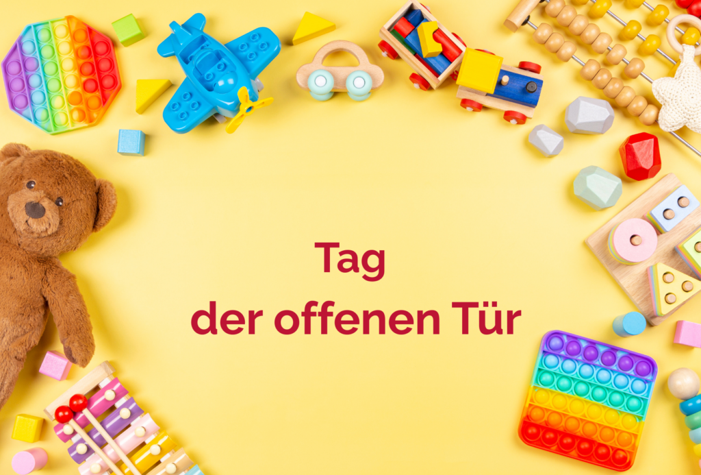 Kinderspielzeug, darunter ein Teddybär, Bauklötze, ein Spielzeugflugzeug und bunte Pop-its, die an den Rändern auf einem gelben Hintergrund angeordnet sind. In der Mitte steht der Text "Tag der offenen Tür".
