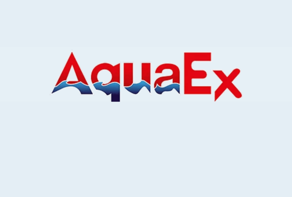 Das Logo zeigt das Wort "AquaEx" in roter Schrift mit einem blauen, wellenförmigen Wassermuster, das sich durch die Mitte der Buchstaben "Aqua" zieht. Der Hintergrund ist hellblau.
