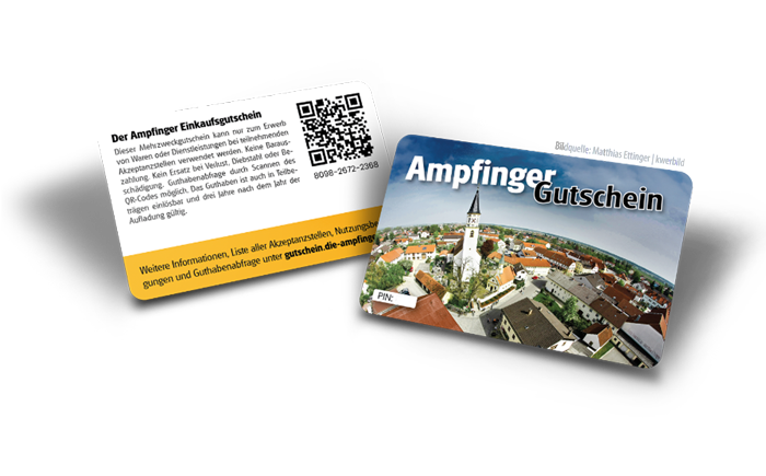 Abgebildet sind zwei Karten: Auf der Vorderseite ist der Ampfinger Gutschein" mit einem Foto einer Stadt mit Kirchturm abgebildet, die Rückseite enthält Text, einen QR-Code und Kontaktinformationen zum Ampfinger Einkaufsgutschein.