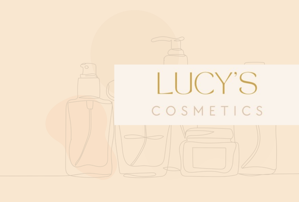 Minimalistische Strichzeichnung von Kosmetikflaschen im Hintergrund mit einer cremefarbenen Überlagerung, die den Text "LUCY'S COSMETICS" in eleganter goldener und beiger Schrift zeigt.