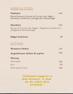 Eine Preisliste eines Schönheitssalons in deutscher Sprache für Hand- und Fußbehandlungen, Extras wie Wimpernfärben (13 €), Augenbrauenkorrektur (12 €) und Waxing. Pediküre kostet 44 €, Maniküre 35 € und Nagellack 5 €. Ein Angebot finden Sie unten.
