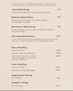 Ein Menü für Gesichtsbehandlungen in deutscher Sprache, in dem Behandlungen wie Akne- und Wellness-Gesichtsbehandlungen, Micro-Needling, Augenbrauen- und Wimpernfärben mit kurzen Beschreibungen und Preisen zwischen 67 € und 608 € aufgeführt sind.