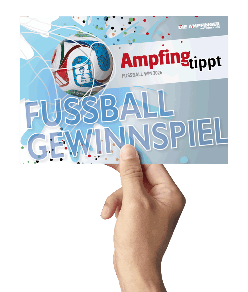 Eine Hand hält eine Postkarte mit einem Fußball, buntem Konfetti und dem fetten Text "FUSSBALL GEWINNSPIEL". Die Postkarte wirbt für ein Fußball-Gewinnspiel für die Weltmeisterschaft 2026 mit einem Ampfinger-Gutschein als Preis.