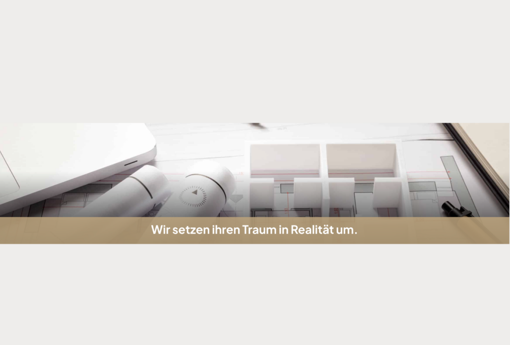 Architekturpläne, maßstabsgetreue Modelle und Zeichenutensilien auf einem Schreibtisch, über dem ein goldenes Banner mit der Aufschrift „Wir setzen Ihren Traum in die Realität um.“ hängt.