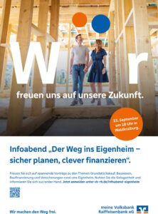 Ein Mann und eine Frau halten Händchen und gehen durch den Rohbau eines Holzhauses. Es sind Details zu einer Informationsveranstaltung zum Thema Immobilienkauf zu sehen, unten ist das Logo der Volksbank Raiffeisenbank abgebildet.