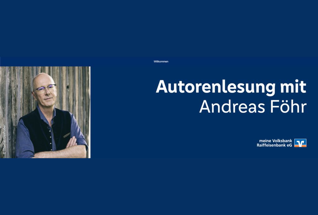 Ein Mann steht mit verschränkten Armen vor einer Holzwand. Der Text lautet: „Autorenlesung mit Andreas Föhr“ und „meine Volksbank Raiffeisenbank eG“ auf dunkelblauem Hintergrund.