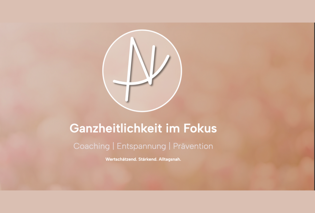 Logo mit einem stilisierten „AN“-Monogramm über dem Text „Ganzheitlichkeit im Fokus“, gefolgt von „Coaching | Entspannung | Prävention“ und „Wertschätzend. Stärkend. Alltagsnah.“
