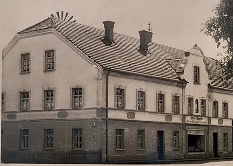 Historische Aufnahme des Manghofer-Firmengebäudes in Ampfing