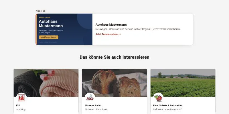 Ausschnitt einer Seite von die-ampfinger.de. Oben eine Werbekarte mit der Kennzeichnung „Anzeige“: Bild, Überschrift, kurzer Text und eine Schaltfläche, beworben wird ein Musterinserat. Darunter der Bereich „Das könnte Sie auch interessieren“ mit drei Betriebseinträgen. Die Werbekarte hat dasselbe Kartenformat wie die übrigen Inhalte, steht in der normalen Lesereihenfolge und verdeckt nichts.