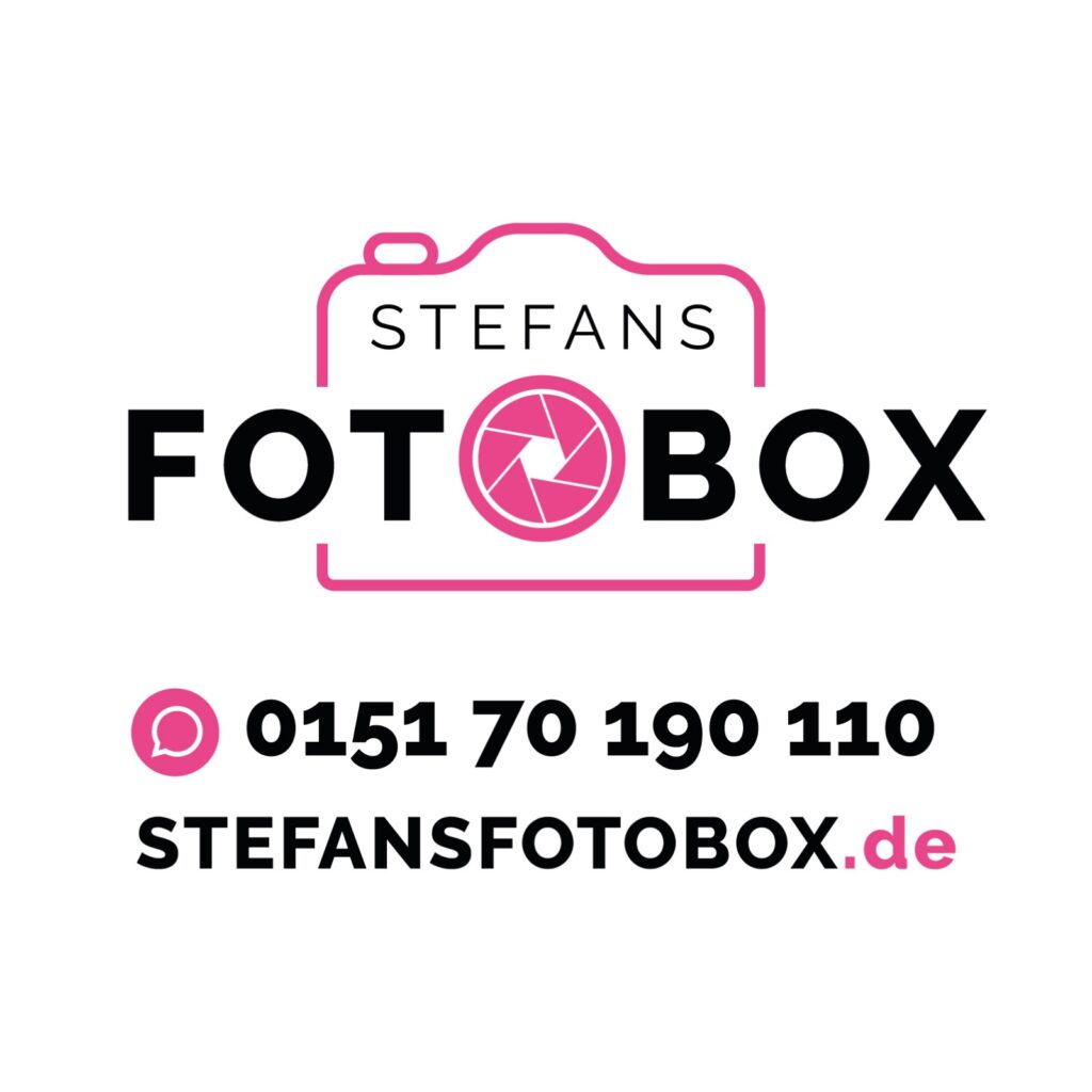 Logo von Stefans Fotobox. Das pinkfarbene Kamerasymbol zeigt den Schriftzug „STEFANS“ darüber und darunter fettgedruckt „FOTOBOX“. Ein pinkfarbenes Telefonsymbol und die Telefonnummer 0151 70 190 110 sowie die Website stefansfotobox.de in schwarz-pinker Schrift sind ebenfalls vorhanden.
