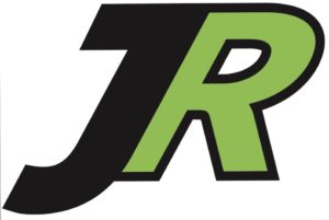 Stilisiertes Logo mit den Buchstaben „JR“, wobei das „J“ schwarz und das „R“ grün ist. Die Buchstaben sind fett und haben ein schräges, dynamisches Design.