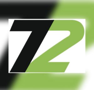 Das Bild zeigt die Zahl „72“ in stilisiertem Design. Die „7“ ist schwarz und die „2“ grün, beide in einer fetten, modernen Schriftart, vor einem Hintergrund mit Farbverlauf, der von Schwarz nach Grün übergeht.