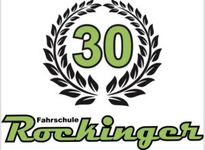 Logo mit schwarzem Lorbeerkranz, der die Zahl „30“ in Grün umgibt. Darunter steht in Grün und Schwarz der Text „Fahrschule Rockinger“, was darauf hinweist, dass die Fahrschule ihr 30-jähriges Jubiläum feiert.