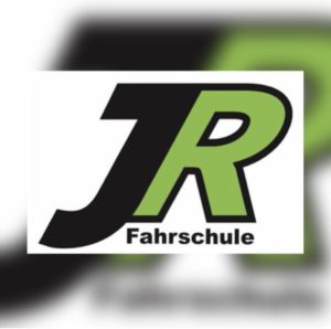 Logo der JR Fahrschule mit „JR“ in fetten schwarzen und grünen Buchstaben auf weißem Hintergrund, darunter das Wort „Fahrschule“ in Schwarz.