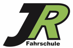 Das Bild zeigt das Logo der „JR Fahrschule“ mit den Buchstaben „JR“ in fetter, schwarzer und grüner Schrift. Darunter steht in schwarzer Schrift „Fahrschule“.